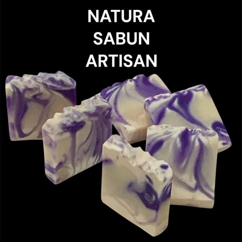 Natura Sabun Artisan Natura Sabun artisan lavantalı sabunlar, el yapımı ve aromatik bir cilt bakımı deneyimi sunar (lila renkli dekoratif sabun görseli).